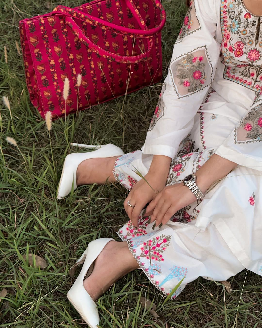 ARTICLE NAME:&nbsp; WHITE DOVE EMB 2PC